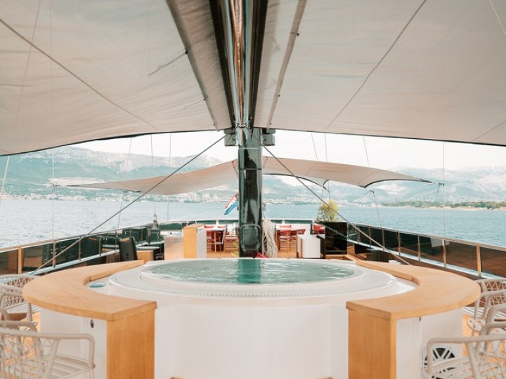 Sailboat to hire Krilo at the best price