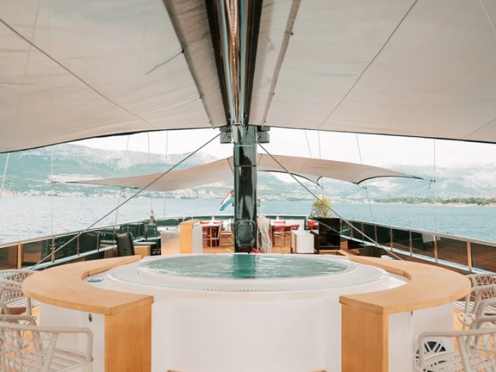 Sailboat to hire Krilo at the best price