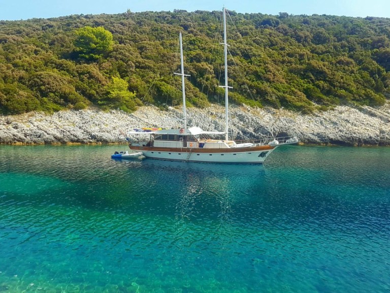 Sailboat to hire Split at the best price