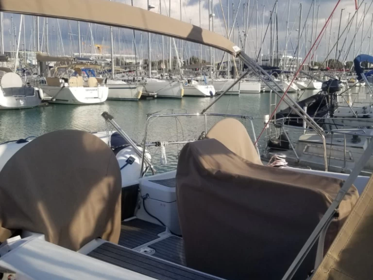 Yacht charter La Rochelle - Jeanneau Sun Odyssey 379 on SamBoat