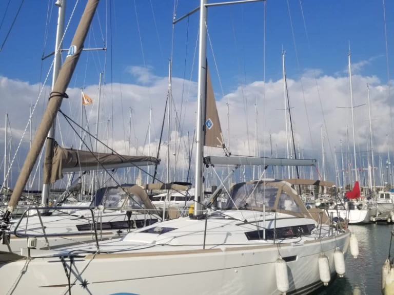 Yacht hire La Rochelle cheap Sun Odyssey 379