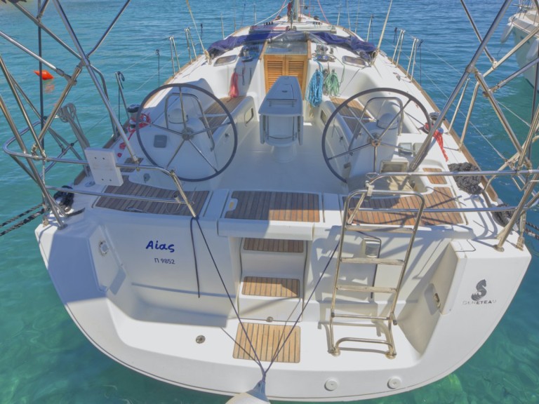 Sailboat hire in Páchi - Bénéteau Oceanis 43