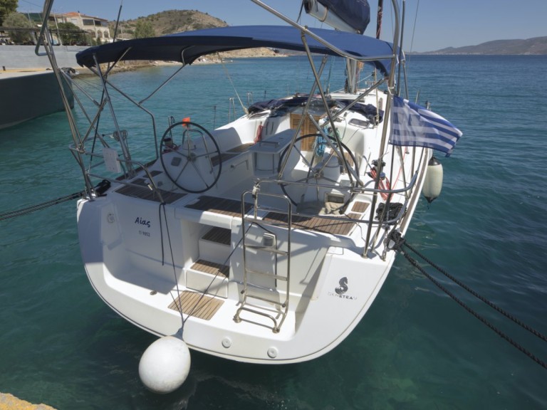 Hire a Bénéteau Oceanis 43 Páchi
