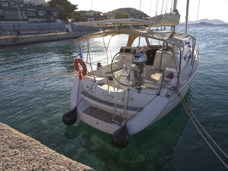 Hire Sailboat Jeanneau with a boat licence