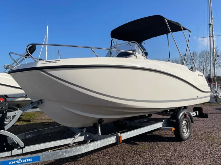 Hire Motorboat Quicksilver with a boat licence