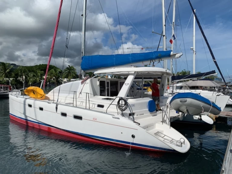 Catamaran to hire Papeete at the best price