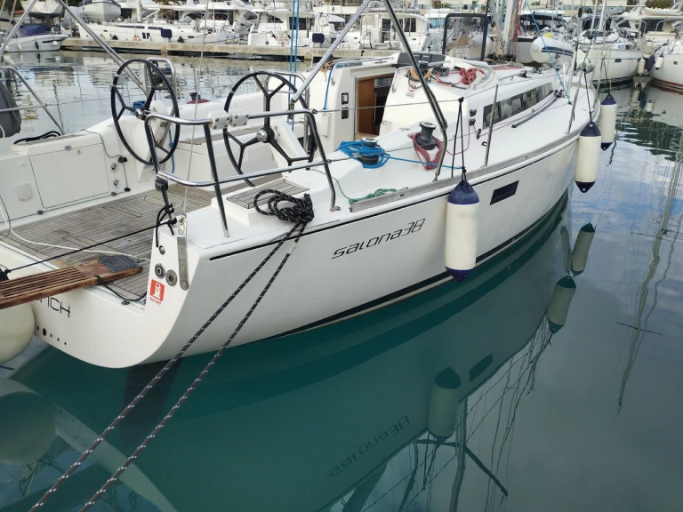 Hire Sailboat Salona with a boat licence