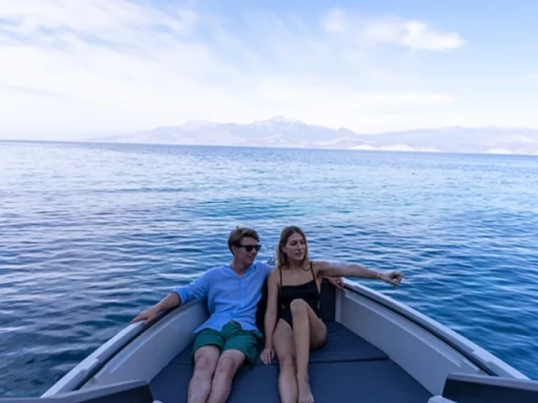 Hire Motorboat Protagon with a boat licence