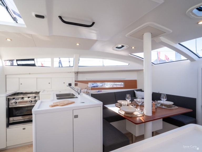 Hire a RM RM 1080 La Rochelle