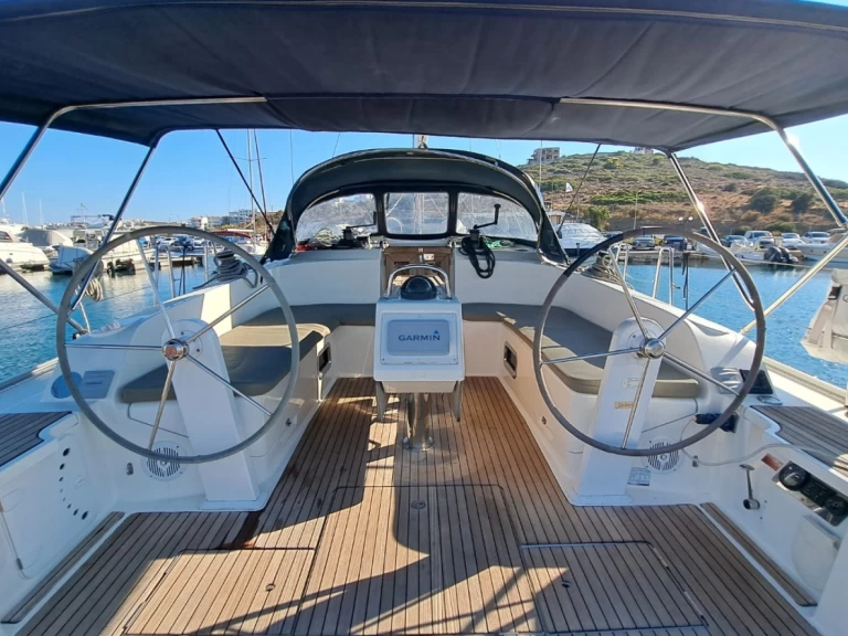 Sailboat to hire Lávrio at the best price