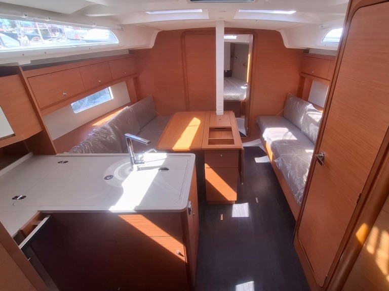 Sailboat to hire Furnari at the best price