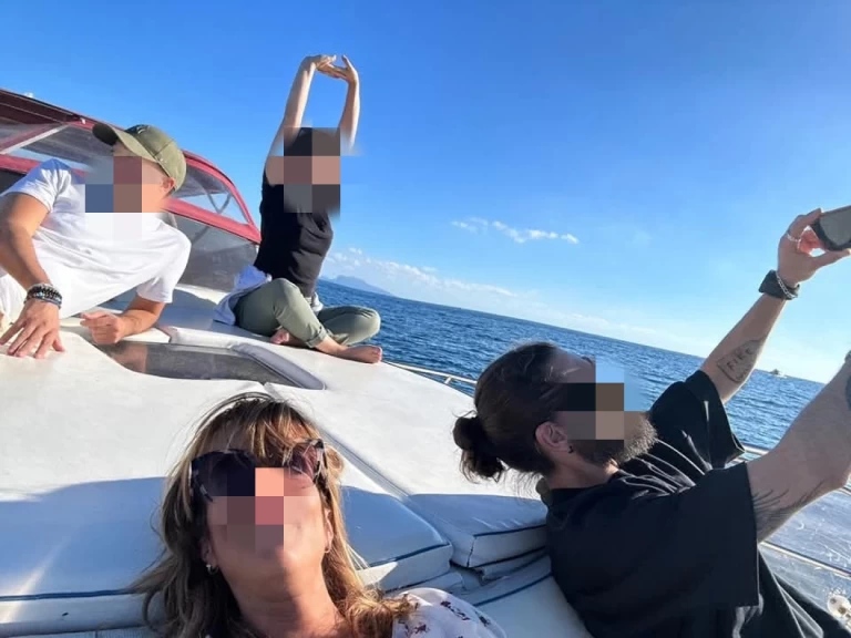 Hire Motorboat Darlin with a boat licence