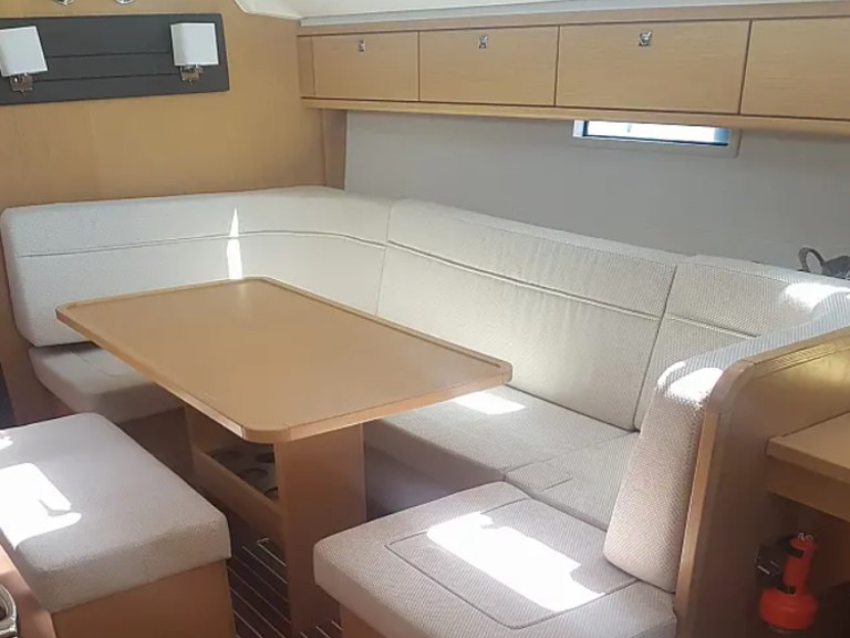 Hire Sailboat Bavaria with a boat licence