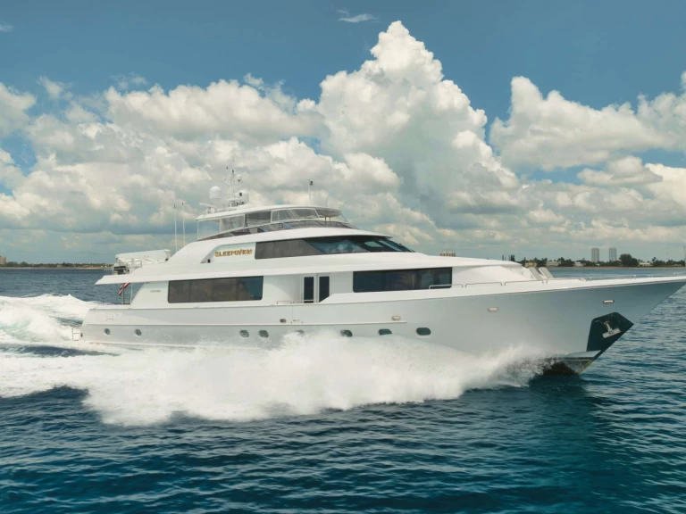Hire Luxury Yacht Westport with a boat licence
