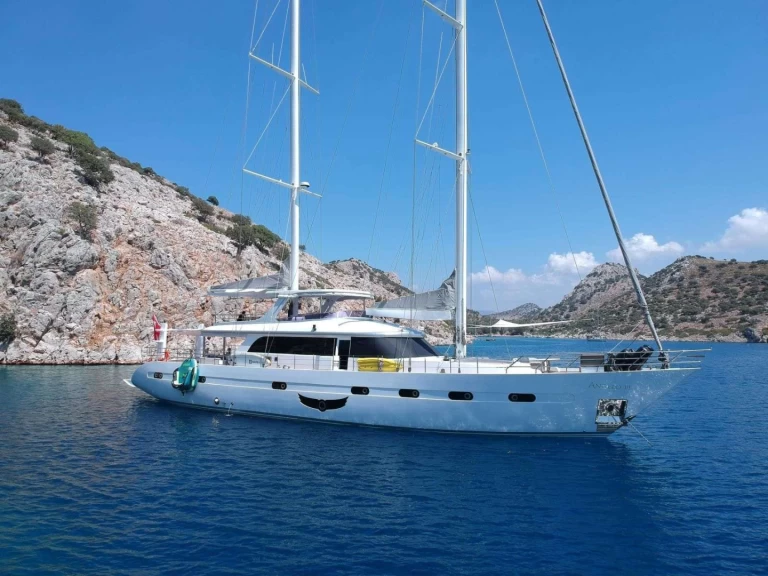 Hire Luxury Yacht Custom with a boat licence