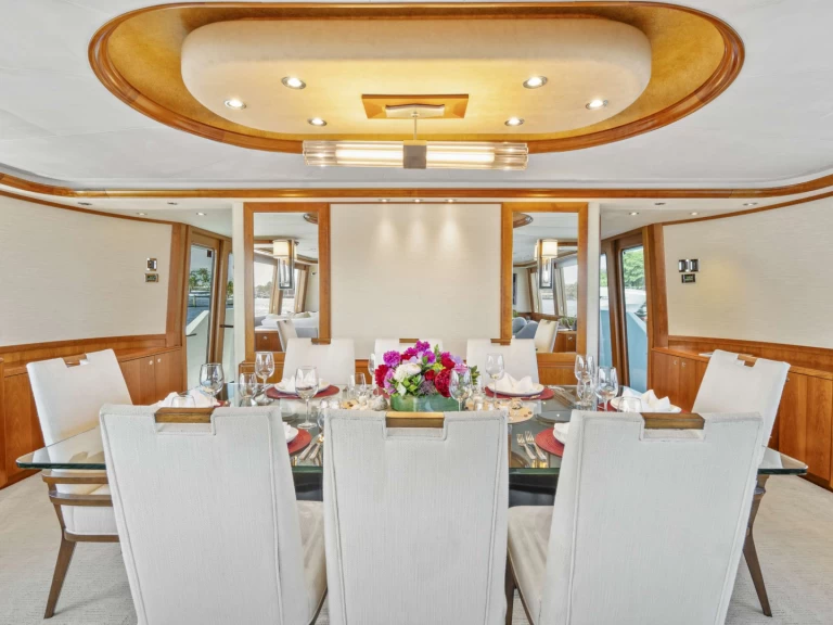 Hire Luxury Yacht Westport with a boat licence