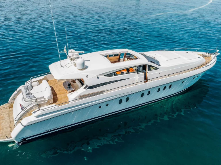 Hire Luxury Yacht Dalla pieta yachts with a boat licence