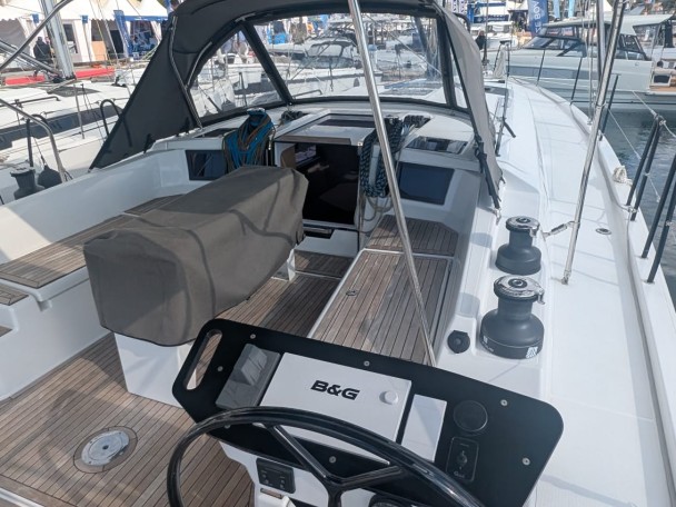 Yacht hire Marseille cheap Dufour 44