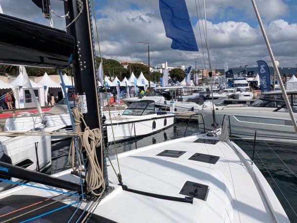 Sailboat hire in Marseille - Dufour Dufour 44
