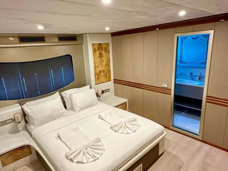 Hire Luxury Yacht Custom with a boat licence