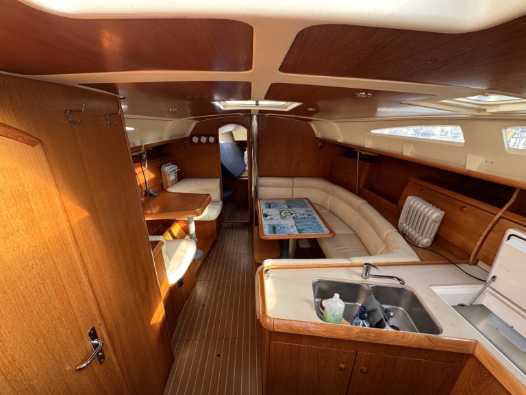 Hire Sailboat Jeanneau with a boat licence