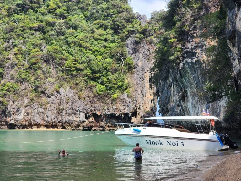 Motorboat to hire Phuket (City) at the best price