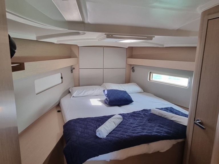 Sailboat to hire Cugnana Verde at the best price