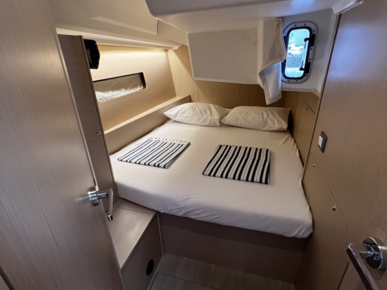 Charter a Bénéteau Oceanis 40.1 in Sukošan on Samboat