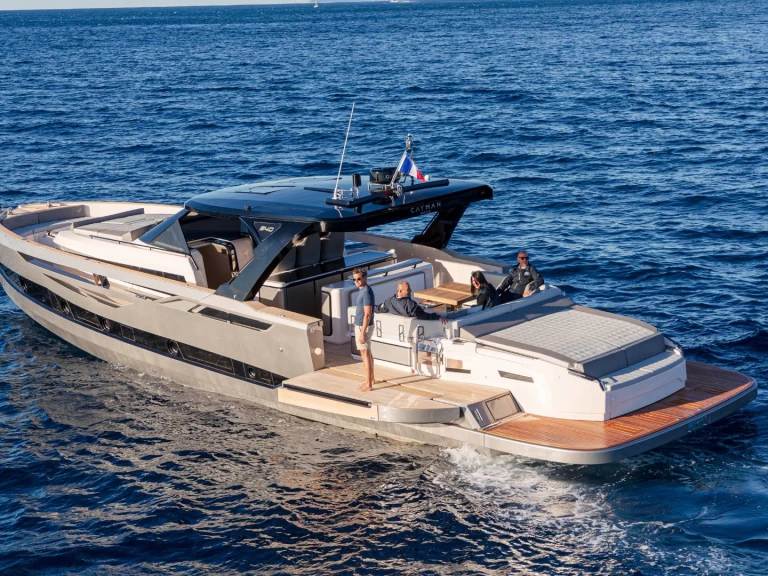 Charter a Cayman 540 WA in Saint-Tropez on Samboat