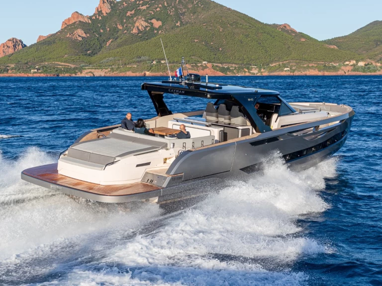 Hire Motorboat Cayman with a boat licence