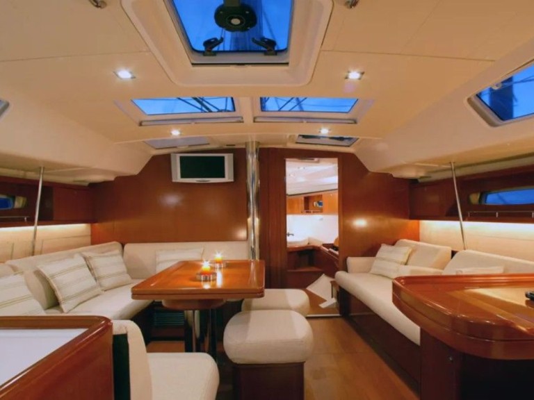 Hire a Bénéteau Oceanis 46 Saint-Cyprien