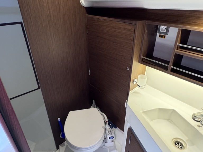 Charter a Bénéteau Oceanis 34.1 in Sukošan on Samboat