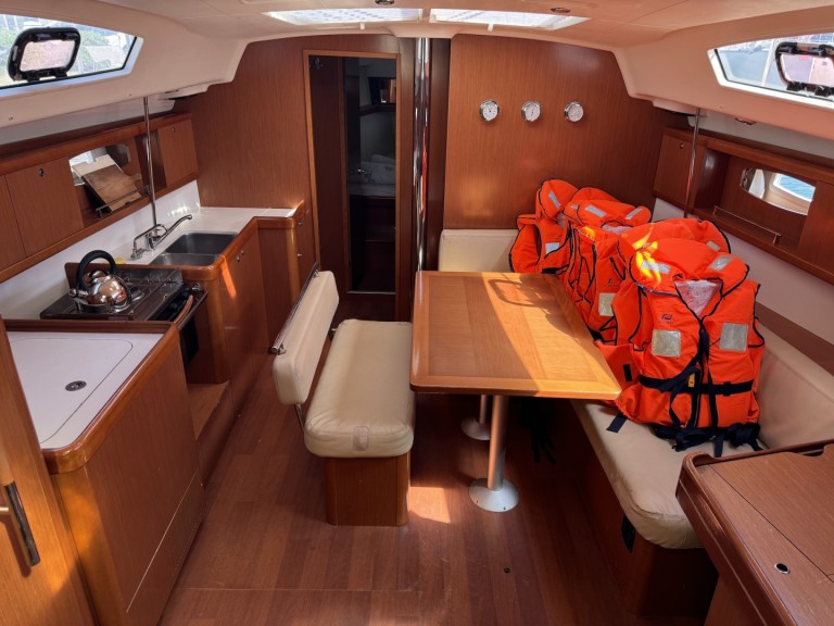 Hire a Bénéteau Oceanis 43 Sukošan