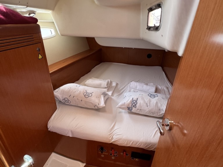 Sailboat hire in Sukošan - Bénéteau Oceanis 43