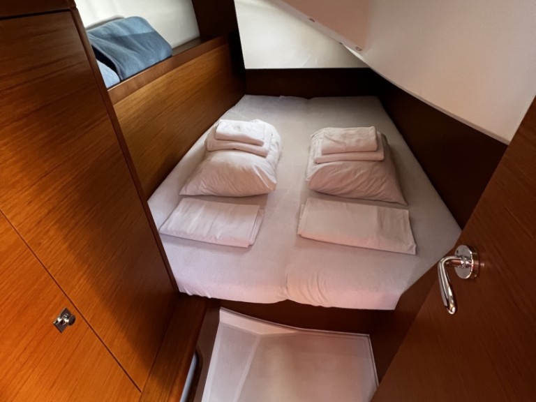 Sailboat hire in Sukošan - Jeanneau Sun Odyssey 349