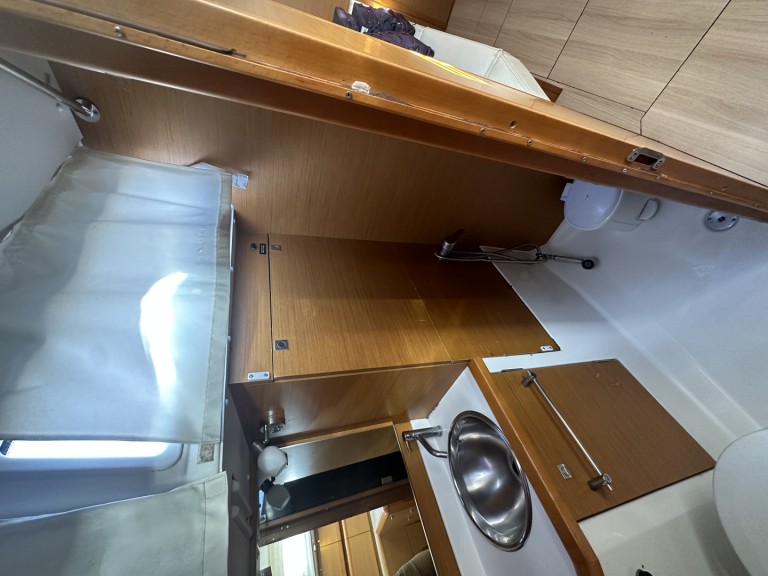 Hire Sailboat Jeanneau with a boat licence