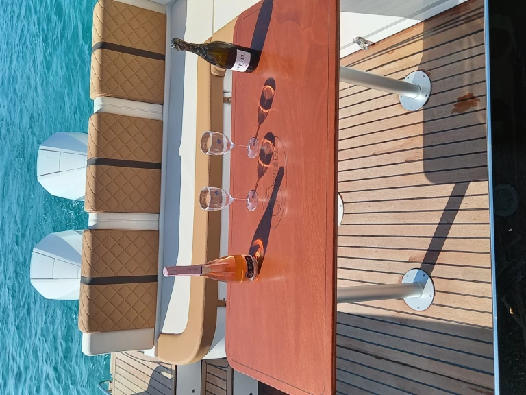 Motorboat to hire Castro Marina at the best price