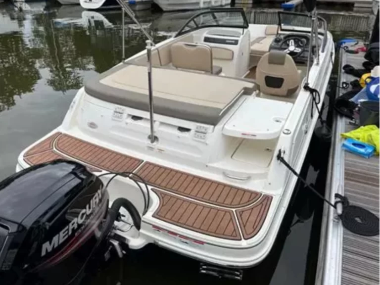 Hire Motorboat Bayliner with a boat licence