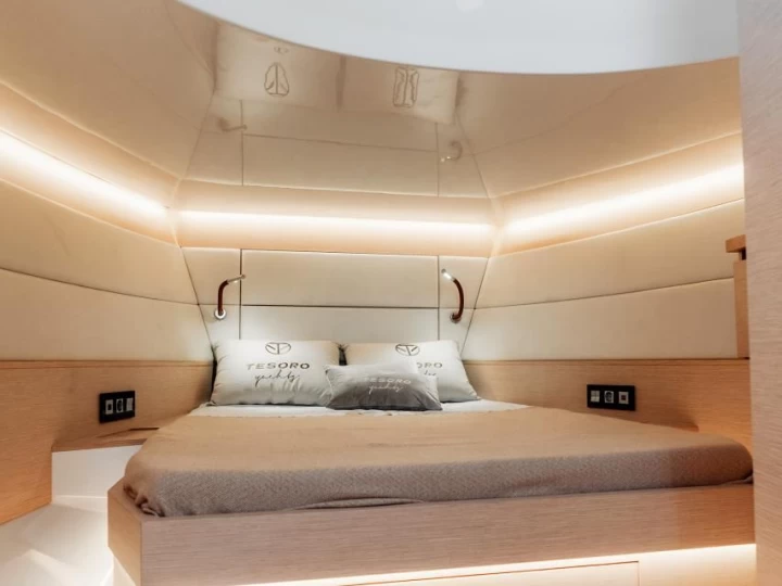 Motorboat hire in Órmos Bay - Vanguard Tesoro T40