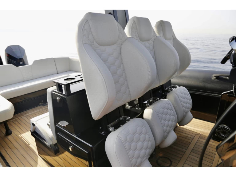 Hire a Technohull Explorer 40 Órmos Bay