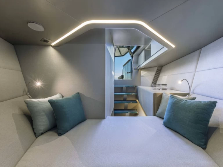 Motorboat to hire Órmos Bay at the best price