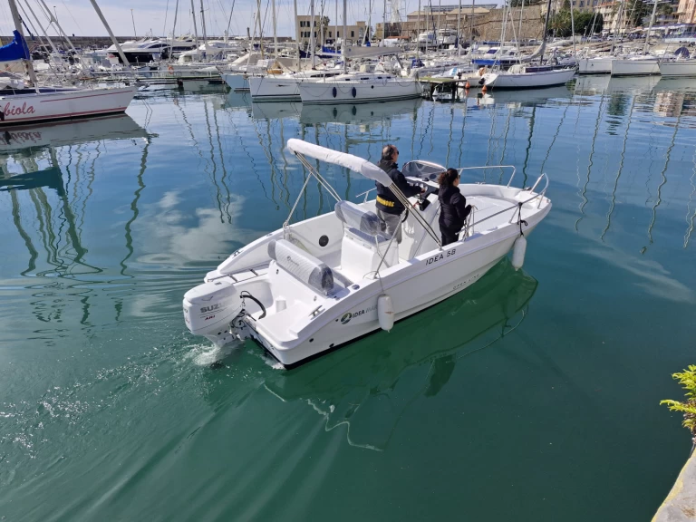 Hire Motorboat Idea Marine with a boat licence