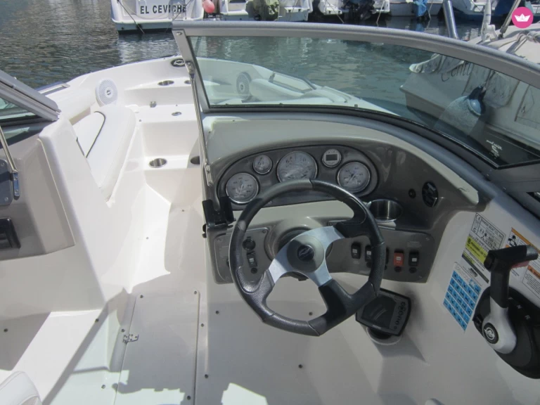 Hire Motorboat Rinker with a boat licence