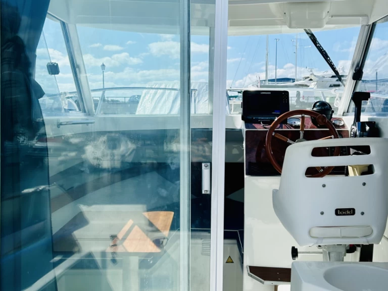 Jeanneau Merry Fisher 610 Cruiser charter bareboat or skippered in  Sada