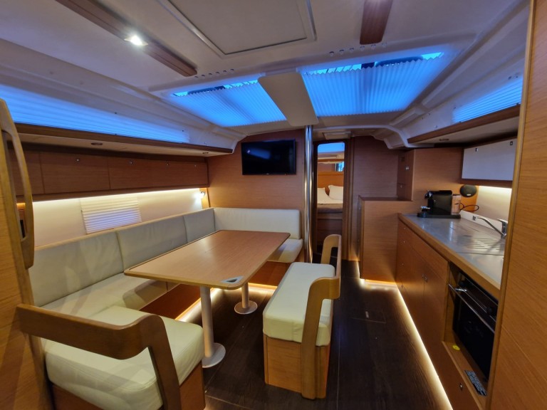 Charter a Dufour Dufour 430 in Capo d'Orlando on Samboat