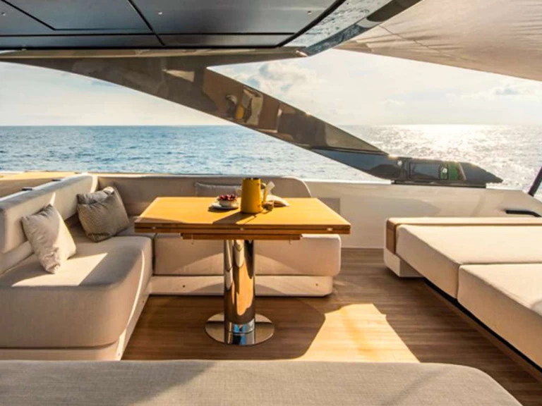 Hire Luxury Yacht  with a boat licence