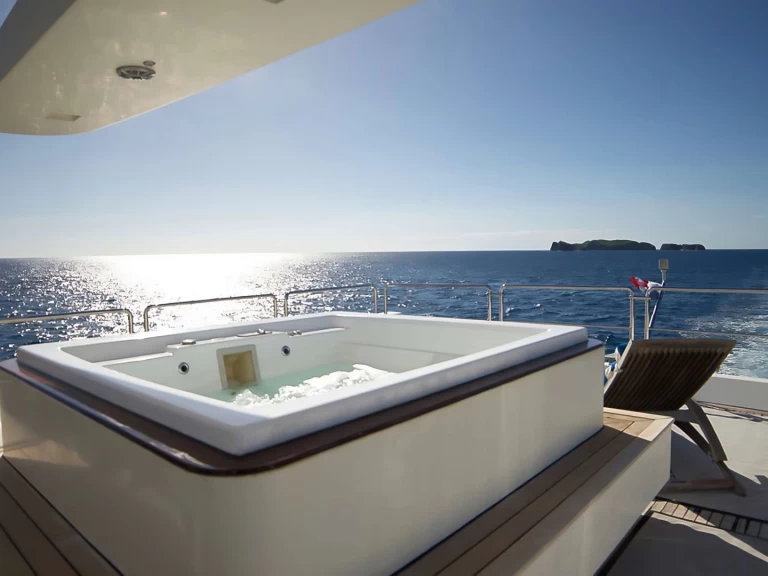 Hire Luxury Yacht Azimut with a boat licence