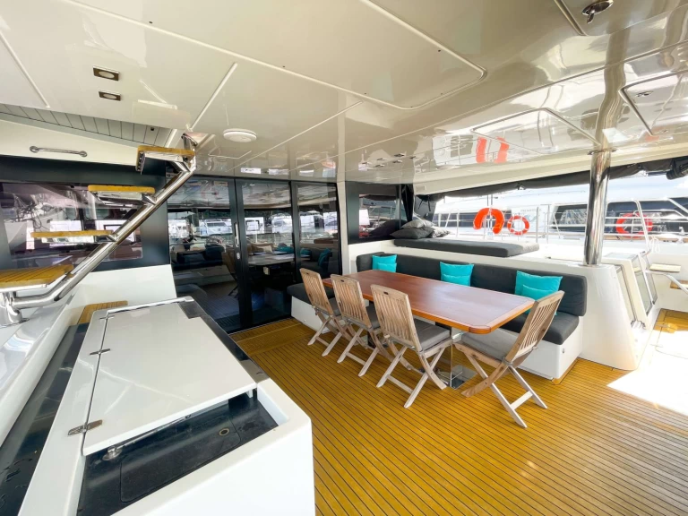 Hire Luxury Yacht Lagoon with a boat licence