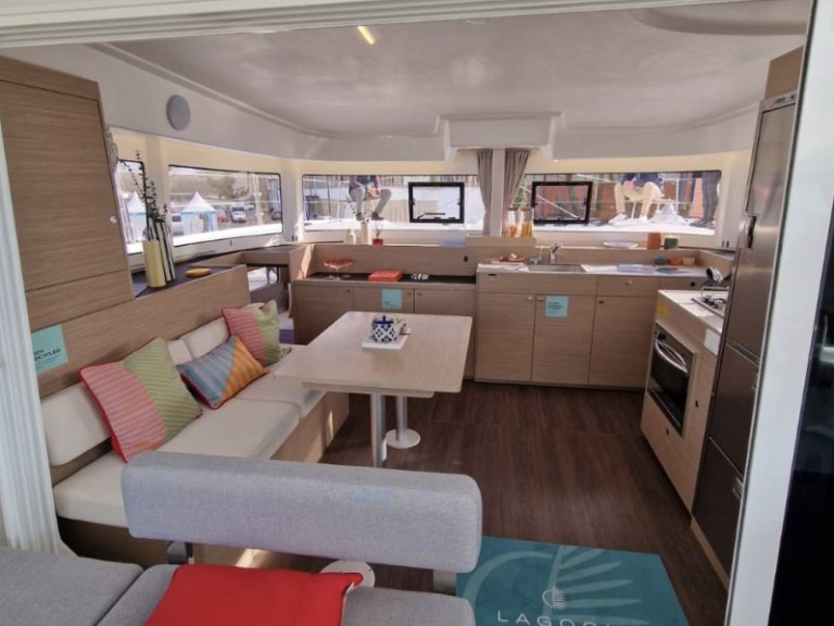 Hire Catamaran Lagoon with a boat licence