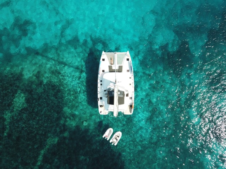 Hire Catamaran Lagoon with a boat licence